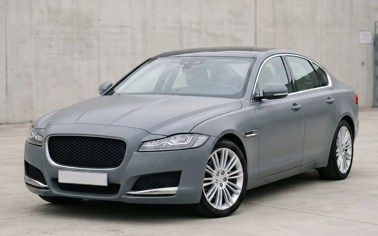 Un carro gris mate antes de repintarlo
